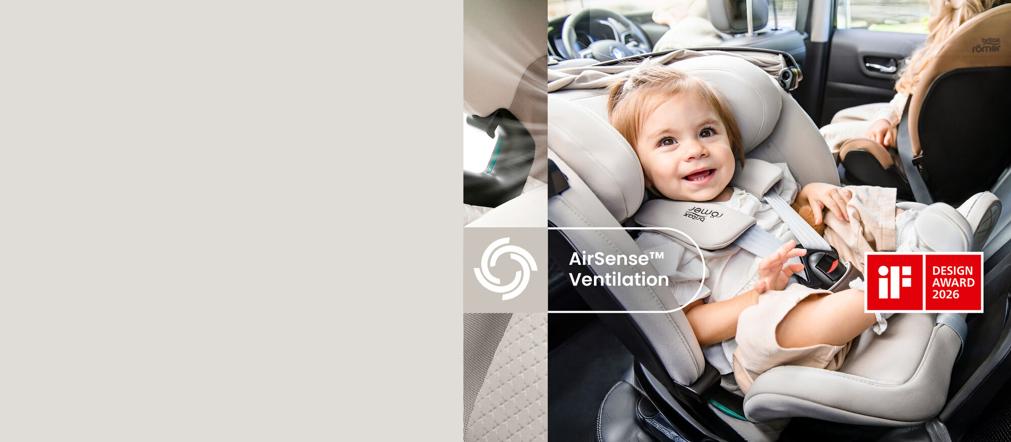 Sm&aring;barn sikret i Britax R&ouml;mer SWIVEL-GROW MAX AIR bilstol i et kj&oslash;ret&oslash;y, med AirSense&trade;-ventilasjonsdetaljer og iF Design Award 2026-merke.
